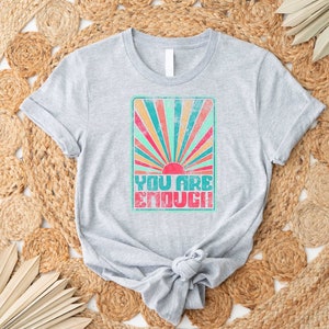 Camiseta "Eres suficiente", camiseta de pensamientos positivos, camiseta de moda, camiseta inspiradora, camiseta de salud mental, camiseta motivacional, citas positivas imagen 2