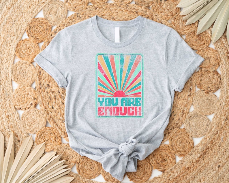 Camiseta "Eres suficiente", camiseta de pensamientos positivos, camiseta de moda, camiseta inspiradora, camiseta de salud mental, camiseta motivacional, citas positivas imagen 2