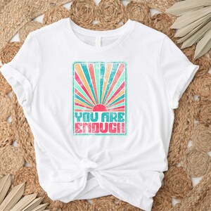 Camiseta "Eres suficiente", camiseta de pensamientos positivos, camiseta de moda, camiseta inspiradora, camiseta de salud mental, camiseta motivacional, citas positivas imagen 4