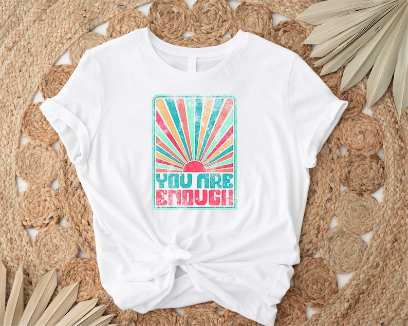 Camiseta "Eres suficiente", camiseta de pensamientos positivos, camiseta de moda, camiseta inspiradora, camiseta de salud mental, camiseta motivacional, citas positivas imagen 4