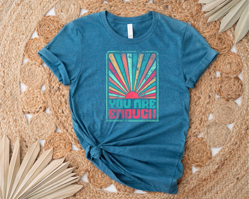 Camiseta "Eres suficiente", camiseta de pensamientos positivos, camiseta de moda, camiseta inspiradora, camiseta de salud mental, camiseta motivacional, citas positivas imagen 3