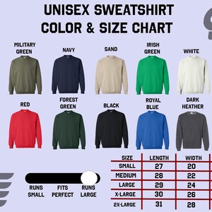 K&ouml;nnte beinhalten: Unisex-Sweatshirt Gr&ouml;&szlig;entabelle mit Farboptionen. Die Tabelle zeigt die Gr&ouml;&szlig;e, L&auml;nge, Breite und &Auml;rmell&auml;nge in Zoll f&uuml;r die Gr&ouml;&szlig;en S bis 2XL. Die Farben umfassen Milit&auml;rgr&uuml;n, Marine, Sand, Irischgr&uuml;n, Wei&szlig;, Rot, Waldgr&uuml;n, Schwarz, K&ouml;nigsblau und Dunkelgrau.