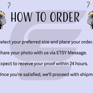 K&ouml;nnte beinhalten: Eine Grafik mit einem Cartoon-Mops, der einen gelben Helm tr&auml;gt, und dem Text "HOW TO ORDER". Die Grafik listet vier Schritte f&uuml;r die Bestellung eines individuellen Portr&auml;ts auf: 1. W&auml;hlen Sie Ihre bevorzugte Gr&ouml;&szlig;e und geben Sie Ihre Bestellung auf. 2. Teilen Sie Ihr Foto &uuml;ber die ETSY-Nachricht mit uns. 3. Erwarten Sie, dass Sie Ihren Entwurf innerhalb von 24 Stunden erhalten. 4. Sobald Sie zufrieden sind, werden wir mit dem Versand fortfahren!