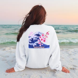 桜のスウェットシャツ | ユニセックス 春の海のデザイン | 花好きの方へのプレゼントに最適 | バックプリントデザイン