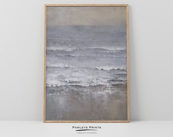 Puede incluir: Una pintura abstracta enmarcada de un paisaje marítimo en tonos grises y blancos. La pintura representa una serie de olas rompiendo en una playa, con un cielo brumoso en el fondo. El marco es un marco de madera simple.