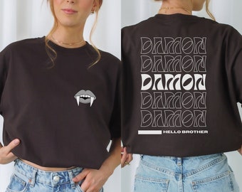 T-shirt Damon Salvatore, maglietta Tvd, gadget Tvd, abbigliamento Tvd, fratelli Salvatore, maglietta Damon Salvatore, regalo per fan Tvd