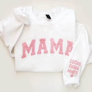 Sudadera personalizada con relieve para mamá, suéter con estampado abullonado y nombres de niños en la manga, cuello redondo para el Día de la Madre, regalo para mamá primeriza.