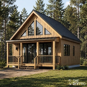 Può includere: Una baita in legno a un piano con rivestimento verticale in legno marrone chiaro, tetto in metallo nero e veranda anteriore con ringhiere nere. La struttura presenta ampie vetrate, inclusi pannelli triangolari, e il testo THE DIY PRO.