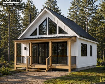 Puede incluir: Una casa blanca con revestimiento vertical, techo de metal negro y porche de madera. La estructura cuenta con grandes ventanas triangulares en el nivel superior y puertas de cristal con marco negro. El texto indica 880 SQ FT PDF HOUSE PLANS.