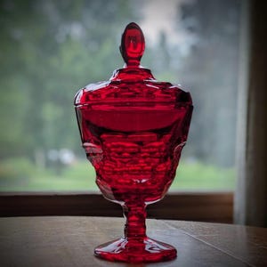Rubinröd diamantformad piedestalskål med godis och lock i finialstil