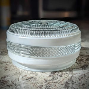 Vintage 1950er bis 1960er Jahre MCM kreisförmige mattierte und klar strukturierte Glas Lichtabdeckung, Schirm oder Kugel für Unterputz Deckenleuchte