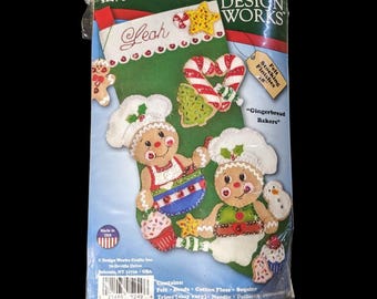 Kit calza natalizia in feltro Design Works con paillettes e perline "Gingerbread Bakers" Calza finita da 18 pollici