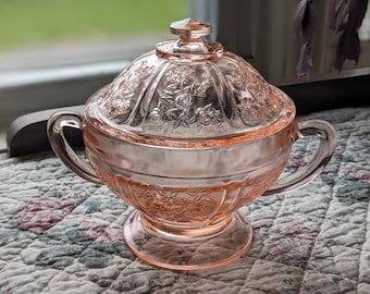 Zuccheriera Federal Glass Sharon Cabbage Rose in vetro rosa Depression Glass con coperchio