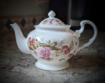 Delton Fine Collectables Teekanne aus weißem Porzellan mit Rosenblüten- und roter Himbeerdekoration