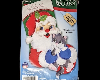 Kit calza natalizia in feltro Design Works con paillettes e perline "Babbo Natale con gattino" Calza finita da 18 pollici
