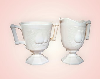 Jeannette Baltimore Shell Pink Milchglas Offene Zuckerdose und Milchkännchen mit angehobener Birnendekoration