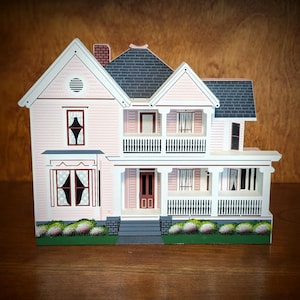 Shelia&#39;s 1996 NEWTON HOME Knoxville, Tennessee Pink and White Victorian Double Layer Shelf Sitter