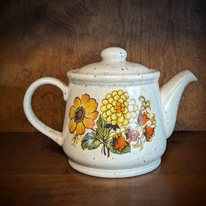 Teiera vintage in gres Sadler anni &#39;60-&#39;70 color crema con macchie marroni e decorazione floreale retrò audace - fiori arancioni, dorati e rossi