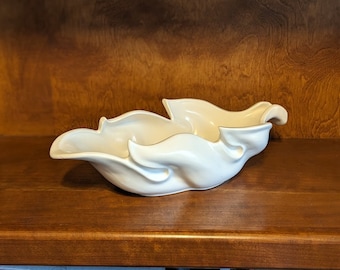 Hull Pottery IMPERIAL F24 Creamy White Leaf Dish or Bowl ~ F24 USA