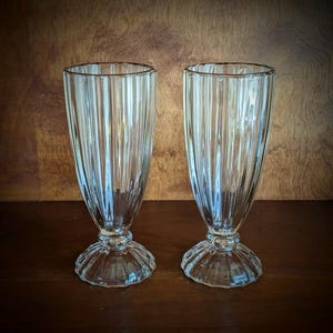 Vintage 50er 60er Jahre Mid Century hohe gerippte Soda Brunnen Gläser für Milchshakes und Eis Sodas