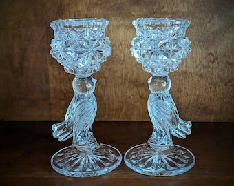 Candelabros de cristal prensado de la colección Byrdes de Hofbauer con bases en forma de pájaros cantores ~ Fabricados en Alemania - Juego de 2
