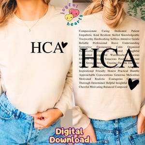 Puede incluir: Una camisa beige de manga larga con las letras "HCA" y un símbolo de corazón impreso en la parte delantera. La camisa tiene una lista de adjetivos positivos impresos en la parte delantera, que incluyen "compasivo", "cariñoso", "dedicado", "paciente", "empático", "amable", "resiliente", "habilidad", "conocimiento", "confiable", "trabajador", "desinteresado", "atento", "amable", "fiable", "profesional", "valiente", "comprensivo", "apoyo", "alentador", "tranquilo", "organizado", "ingenioso", "apasionado", "adorado", "pensativo", "comprometido", "esperful", "cordial", "acious", "eficiente", "on rva", "tenaz", "positivo", "terant", "w", "fuerte", "itrun", "confiado", "flexible", "enetic", "higent", "pathe", "adap", "inspirador", "amigable", "honesto", "práctico", "humilde", "accesible", "consciente", "generoso", "meticuloso", "motivado", "realista", "valiente", "competente", "exhaustivo", "decidido", "servicial", "perspicaz", "alegre", "motivador", "equilibrado", "compuesto". El texto "Descarga digital" está impreso en amarillo sobre un fondo negro en la parte inferior de la imagen.