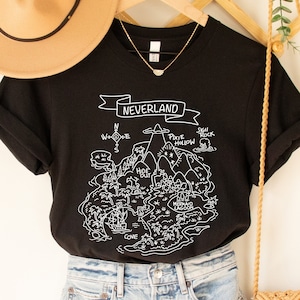 Disney Never Land Karte Shirt, Peter Pan Shirt, Never Land Shirt, Willkommen im Neverland Shirt, Disneyland Urlaub, Reise Shirt Geschenk