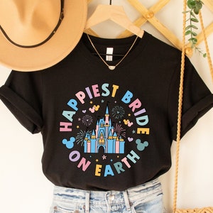 Gelukkigste bruid op aarde T-shirt, Disney Bride Shirt, Retro Font Disney Shirts, Minnie Mouse Shirt, Engagement Party Shirts, Cadeau voor bruid