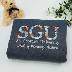 Sudadera con bordado floral y letras universitarias - Sudadera universitaria personalizada con especialización - Regalo de regreso a clases para un amigo - Regalo para el maestro