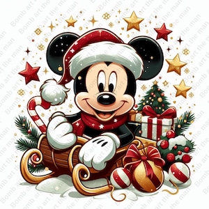 Peut inclure: Mickey Mouse portant un bonnet de Père Noël rouge et une écharpe, sur un traîneau en bois avec une canne en sucre rouge et blanche, entouré de décorations de Noël et d'un petit sapin de Noël avec une boîte cadeau rouge et blanche.