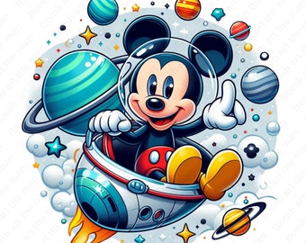 Pode incluir: Mickey Mouse, usando um capacete espacial, voa pelo espaço em um foguete. Ele está cercado por planetas e estrelas. O foguete é azul, branco e vermelho.