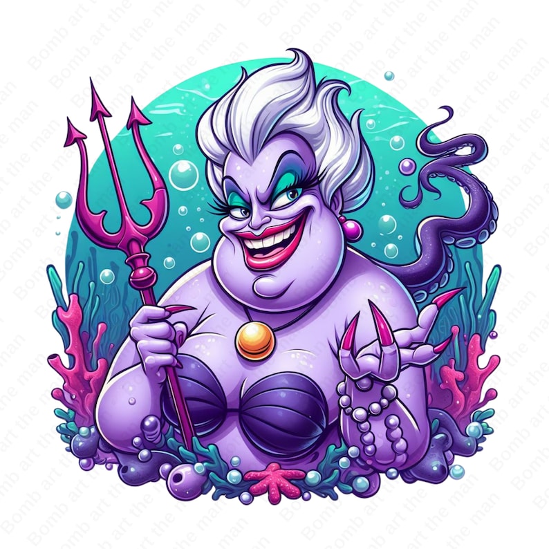 Pu&ograve; includere: Un'illustrazione di cartone animato di Ursula, la strega del mare de La Sirenetta, che tiene un tridente. Indossa un reggiseno di conchiglia viola e una collana con un ciondolo d'oro. Ha un sorriso malizioso e i capelli bianchi. Lo sfondo &egrave; blu turchese con bolle e alghe.