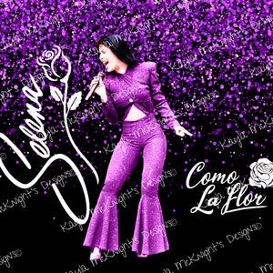 Könnte beinhalten: Ein lila Glitzerhintergrund mit einer weißen Silhouette einer Rose und dem Text "Selena" in kursiver Schrift. Eine Frau in einem lila Outfit singt in ein Mikrofon. Der Text "Como La Flor" ist in weißer kursiver Schrift mit einer weißen Rosen-Silhouette.