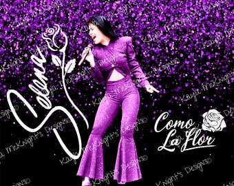 Könnte beinhalten: Ein lila Glitzerhintergrund mit einer weißen Silhouette einer Rose und dem Text "Selena" in kursiver Schrift. Eine Frau in einem lila Outfit singt in ein Mikrofon. Der Text "Como La Flor" ist in weißer kursiver Schrift mit einer weißen Rosen-Silhouette.
