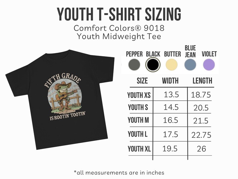 Puede incluir: Una camiseta negra para j&oacute;venes con el gr&aacute;fico de una rana con sombrero de vaquero y botas tocando la guitarra, con el texto FIFTH GRADE IS ROOTIN' TOOTIN'. Una tabla de tallas muestra medidas de ancho y largo en pulgadas de la XS a la XL.
