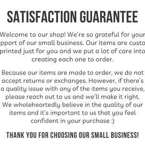 Puede incluir: Un letrero rectangular blanco con texto negro que dice SATISFACTION GUARANTEE en la parte superior y THANK YOU FOR CHOOSING OUR SMALL BUSINESS en la parte inferior. El texto explica las pol&iacute;ticas de pedidos personalizados, devoluciones y calidad.