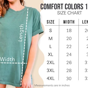 Puede incluir: Una camiseta de color verde azulado s&oacute;lido con mangas cortas y cuello redondo. A la derecha se muestra una tabla de tallas para Comfort Colors 1717, que enumera las tallas de S a 4XL con medidas de ancho y largo en pulgadas.