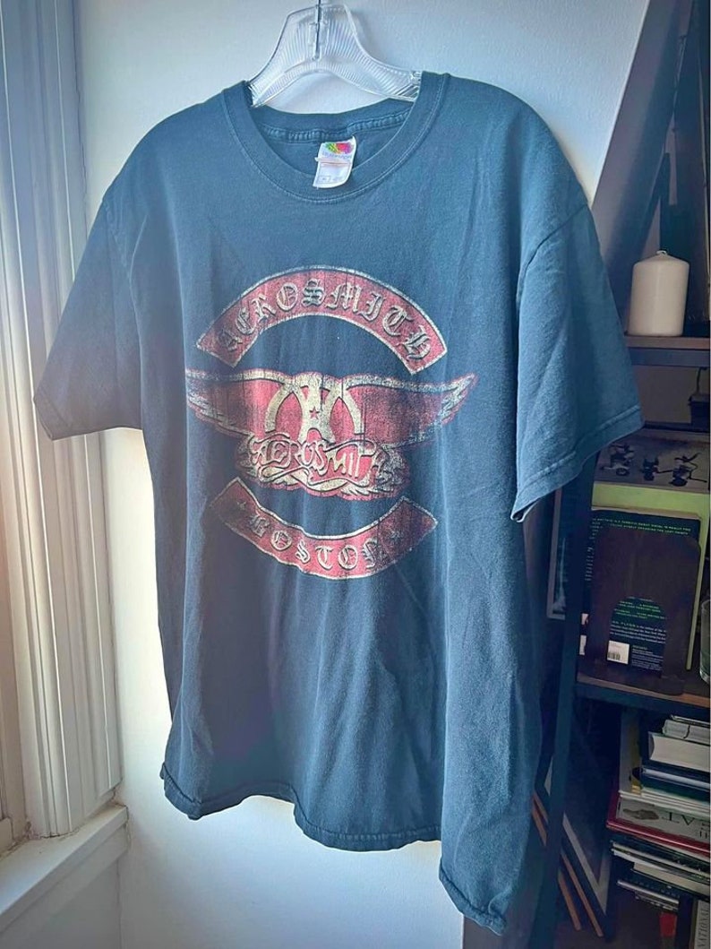 T-shirt Aerosmith 'Boston Pride' (Noir) Snow Wash - Officiel, Neuf Avec étiquettes, Coupe Regular, Coton