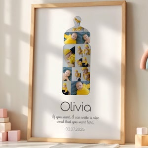 Op de afbeelding: Een houten fotocollage in de vorm van een babyfles. De collage bevat meerdere foto's van een baby in gele kleding. De naam "Olivia" staat eronder, samen met een persoonlijke boodschap en de datum 02.07.2025.