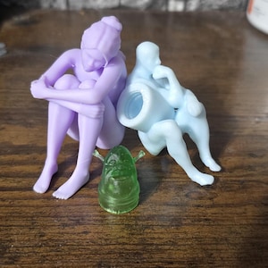 Komplettes Set Zahnpasta-Topper Frau und Mann mit einer Shrek-Figur als lustiges Geschenk