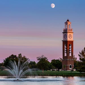 Maanverlichte majesteit bij Coxhall Gardens foto, maanlicht over de beiaard JPG, volle maan en dansende fonteinreflectie, Carmel Indiana Art