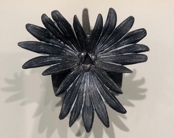 Servilletero antiguo victoriano plateado con forma de flor