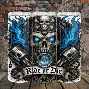 Könnte beinhalten: Drei Edelstahlbecher mit einem Totenkopf- und Knochenkreuz-Design. Der Schädel trägt ein Bandana und hat blaue Flammen, die aus der Oberseite kommen. Die Becher haben den Schriftzug "Ride or Die" aufgedruckt.