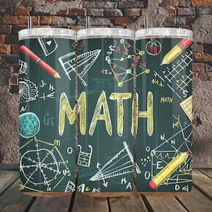 Może przedstawiać: Trzy kubki ze stali nierdzewnej z wzorem w stylu tablicy szkolnej, na którym widnieje napis "MATH" w kolorze żółtym oraz różne symbole matematyczne i równania w kolorze białym i czerwonym.