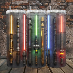 Pode incluir: Conjunto de seis copos de aço inoxidável com design de sabre de luz. Cada copo apresenta uma lâmina de sabre de luz de cor diferente, incluindo vermelho, azul, verde, amarelo e laranja. Os copos são perfeitos para desfrutar das suas bebidas favoritas.