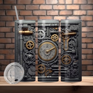 Op de afbeelding: Een roestvrijstalen beker met een steampunk-ontwerp met tandwielen, tandkransen en een klok. De beker bevat een rietje en een doorzichtig deksel. Het ontwerp bevat zilver-, goud- en grijstinten.