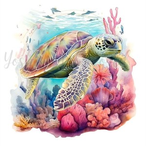 Pu&ograve; includere: Illustrazione ad acquerello di una tartaruga marina che nuota vicino ai coralli. La tartaruga ha un guscio verde e marrone, con un motivo dettagliato. Il corallo &egrave; rosa, rosso e viola, con acqua blu e pesci sullo sfondo.