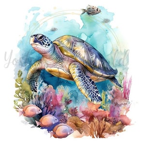 Pu&ograve; includere: Illustrazione ad acquerello di una tartaruga marina che nuota in una vivace barriera corallina. La tartaruga ha un guscio a motivi con sfumature di verde, giallo e blu. La barriera corallina presenta coralli e pesci colorati, su sfondo blu e turchese.