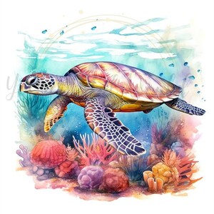 Pu&ograve; includere: Illustrazione ad acquerello di una tartaruga marina che nuota sott'acqua. La tartaruga ha un guscio marrone e giallo, con un motivo sulle pinne. Lo sfondo presenta coralli e piante acquatiche in tonalit&agrave; di rosso, arancione e viola.