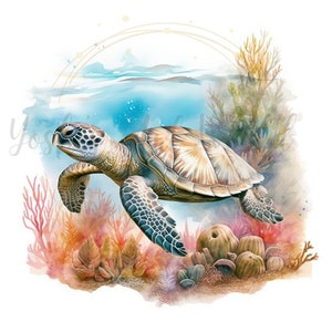Pu&ograve; includere: Illustrazione ad acquerello di una tartaruga marina che nuota nell'oceano. La tartaruga ha un guscio e pinne decorate, con coralli e piante marine sullo sfondo. L'opera d'arte &egrave; nei toni del blu, verde, marrone e arancione.